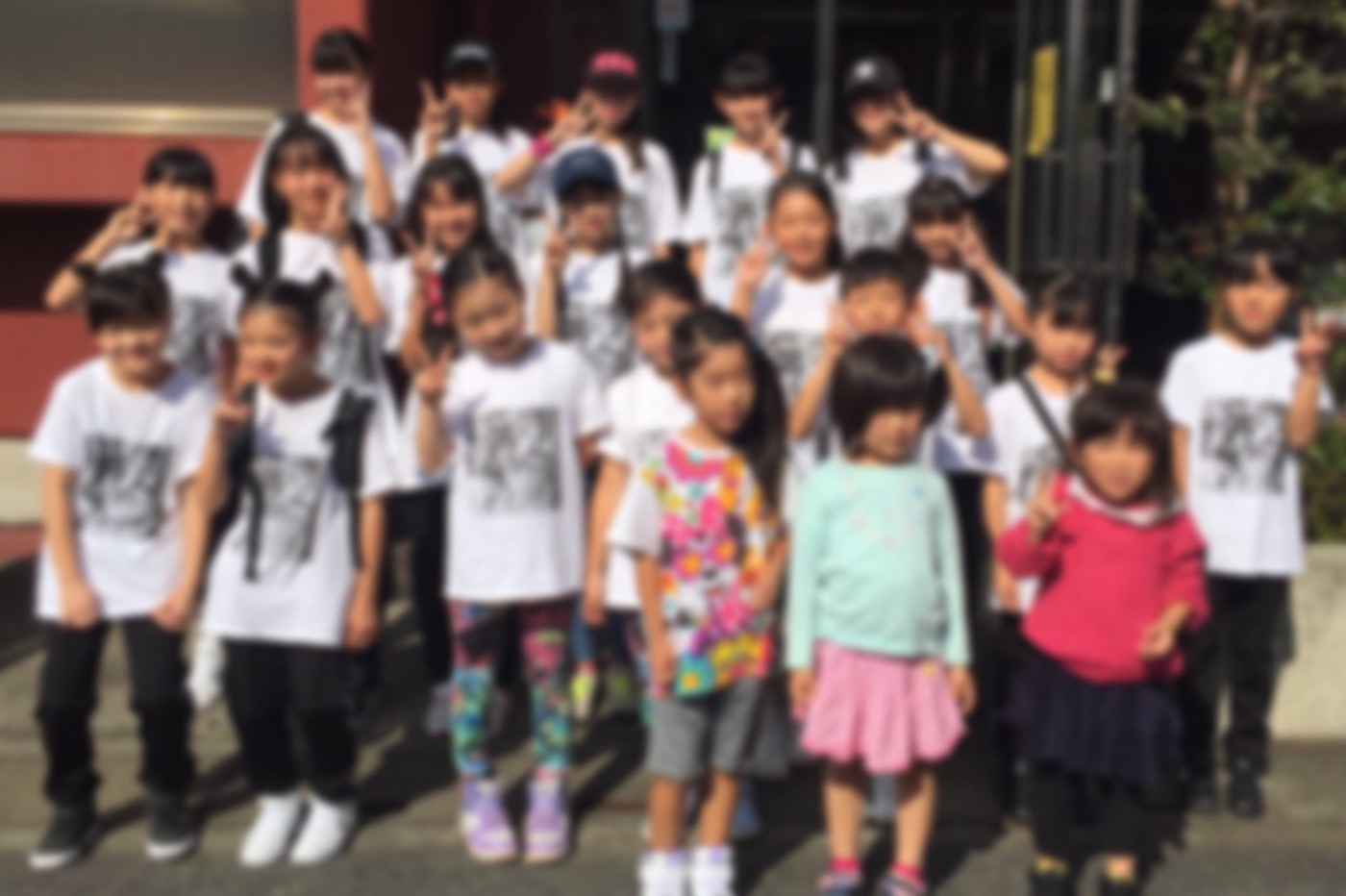 おそろいのTシャツで集合した春日部ダンススクールのキッズメンバー