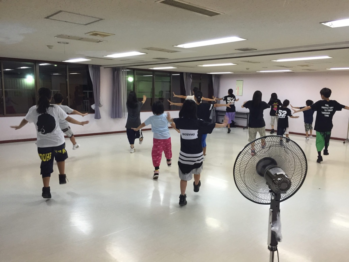 スタジオでダンスレッスンを受ける春日部ダンススクールの生徒たち