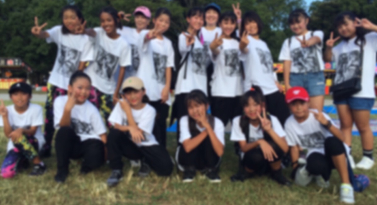 過去の春日部大凧花火大会（旧・春日部コミュニティ夏まつり）の会場で撮影した春日部キッズダンスサークルの集合写真